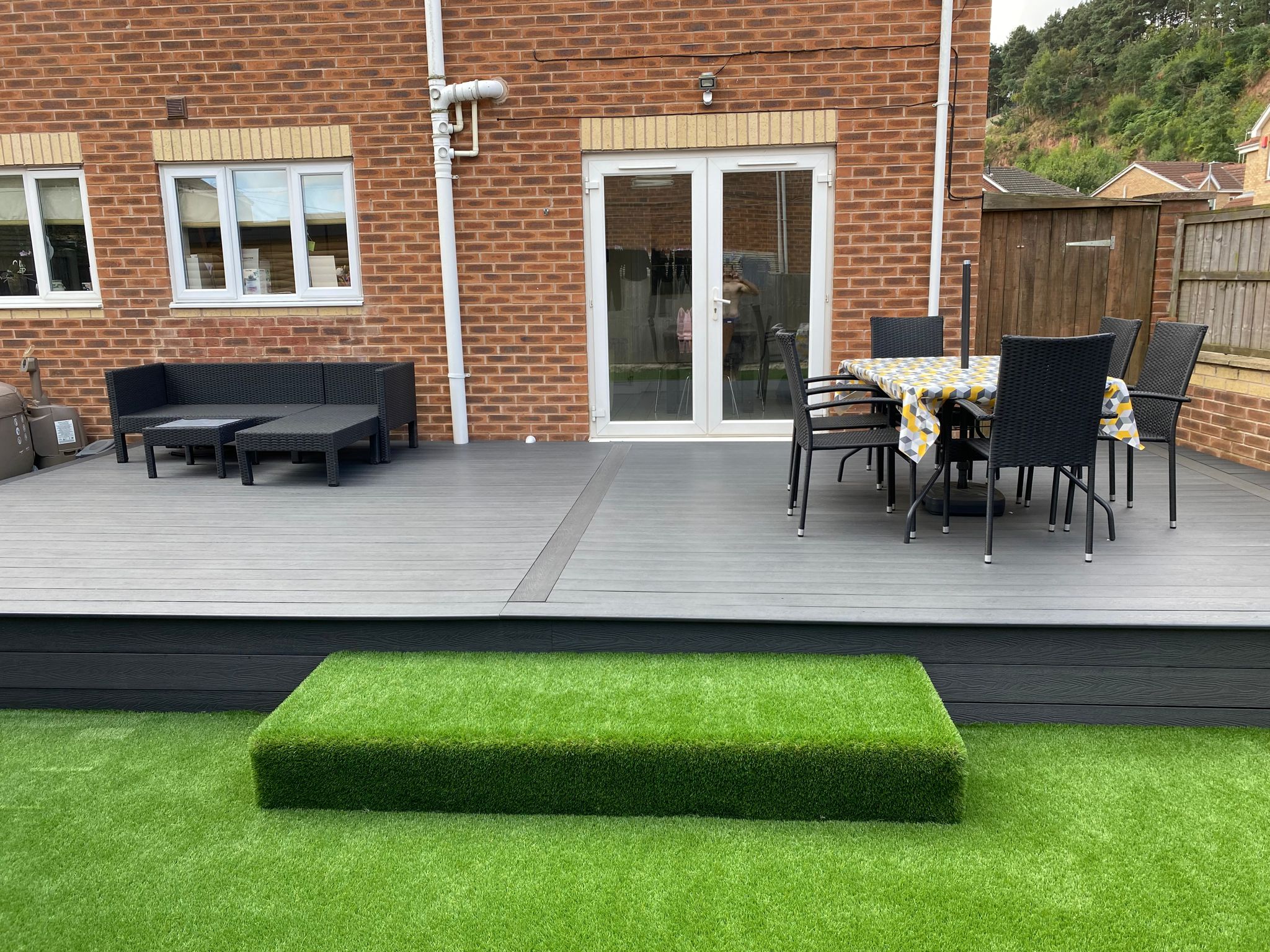 https://ultradecking.co.uk/wp-content/uploads/2025/07/Garden-Composite-Decking-Ideas-Artifical-Grass-Ultra-Decking-4.jpg