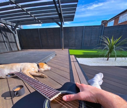 Open Pergola With Hot Tub And Raised Steps